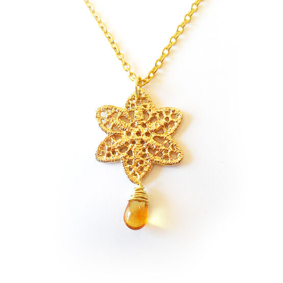 Collar Flor Shyla con gota Topacio