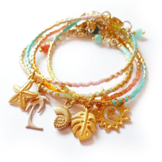 Pulseras Playas de Ensueño con bolitas de cristal y colgantes dorados