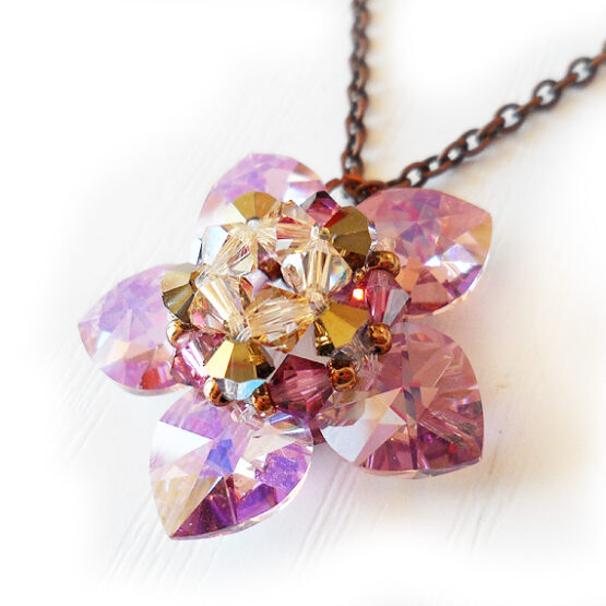 Collar Flor Nenufar Lila con Corazones Swarovski