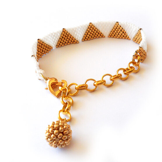 Pulsera Signe – Pulsera Triangulos Dorado y Blanco