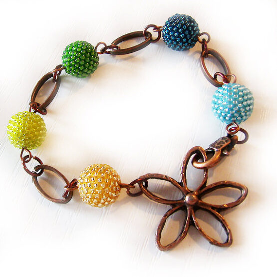 Pulsera primavera bolitas forradas con abalorios